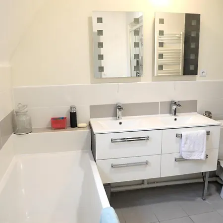 Maison De 3 Avec Vue Sur La Et Wifi A La Bataille *